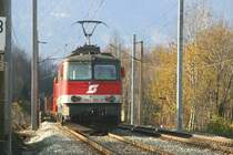 1142 690-2 als Nachschublok eines G�terzuges auf der Semmeringbahn zwischen K�b und Payerbach-Reichenau. (11.11.2005)