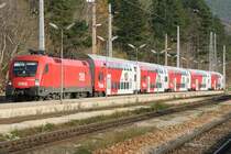 1116 132-0 mit dem E 2921 bei der Einfahrt in Payerbach-Reichenau. (11.11.2005)