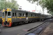 NKF 1207 (1A' 2', dh, Nippon Sharyo, Bj.1985) am 07.Dezember 2010 im Depot Mahachai.