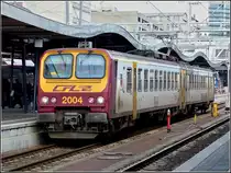 Wie zusammengestaucht sieht das wellenf�rmige Bahnsteigdach im Bahnhof von Luxemburg aus, als der Triebzug 2004 am 08.02.2011 davor posiert. (Jeanny) 