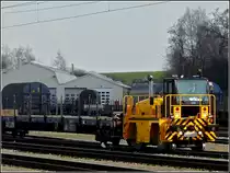 Der kleine MOL Zweiwegetraktor rangiert am 08.02.2011 im Verschiebebahnhof von P�tange. Das Bild wurde vom Bahnsteig aus gemacht. (Hans)