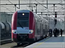 Im Vergleich zum vorherigen Bild, w�rde man nicht vermuten, dass es sich um dieselbe BR handelt. Die Computermaus mit der lustigen Nummer 2222 steht am 08.02.2011 am provisorischen Bahnsteig in P�tange. (Jeanny)