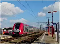 Der Triebzug 2203 f�hrt am 08.02.2011 bei sch�nstem Winterwetter in den Bahnhof von P�tange ein. (Jeanny)