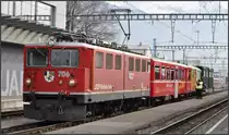 Ge 6/6 II 706  Disentis/Muster  mit G�terzug nach Davos vor der Abfahrt in Landquart. (16.02.2011)