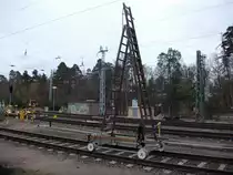 Warum extra einen 708 oder 711 kommen lassen,wenn sich Diese rollf�hige Leiter zu Arbeiten an der Fahrleitung auch eignet.Aufnahme am 13.November 2010 in Binz.