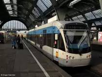 Ein Saarl�nder in Baden. Insgesamt 3 Triebwagen hat sich die AVG von der Saarbahn bis Ende 2012 auf Leihbasis geholt. Hier h�lt am 11.02.2011 Wagen 1024 der Saarbahn als S3 von Bruchsal nach Rastatt in Karlsruhe Hbf.