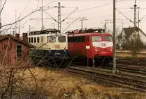 141 371-5 und B�gelfalten- 110 295-3 warten im Herbst 1997 im ehemaligen Bw Crailsheim auf ihre n�chsten Aufgaben.