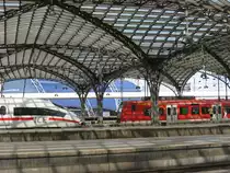 Treffen zwischen Fern- und Nahverkehrszug am 05. Juni 2010 in K�ln Hbf. 