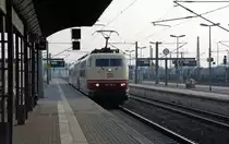 103 184 zieht am 15.02.11 ihre Schwester 103 113 durch Bitetrfeld nach Dessau. Sie erh�lt im dortigen Werk eine Eingangsuntersuchung. Der Speisewagen wurde tagsdrauf nach Delitzsch ins Wagenwerk gefahren.