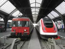 Generationentreffen im Z�rcher HB: links Ersatzzug zum IC 771, rechts ein ICN, 15.02.2011.