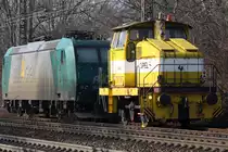 Abgestellt in Gelsenkirchen-Bismarck steht die Ex-Werkslok der Opelwerke Bochum, V28-102 ( Henschel DH 360 B, Leistung: 360PS, Bauart B-dh, Erstzulassung 19.02.1962). Seit dem 26.01.2011 geh�rt die Lok den Freunden des Bahnbetriebswerks Bismarck F�rderverein e.V. Gelsenkirchen. Dahinter steht 185 CL-006.  17.02.2011