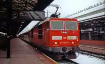 Die Zweisystemlok 371 201, die auch mal unter DR- und DB-Regie gefahren ist (man sieht es noch am DB-Rot), bespannt am 19.11.2005 in Praha hl.n. den EC370, der quer durch Deutschland bis nach D�nemark (Aarhus) gef�hrt wird. Die Lok wird dann in Dresden Hbf gewechselt werden, wo wir auch den Zug verlassen. 