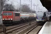 Links die 155 269-4 mit einem Kesselzug der bef�llt ist mit  Propen  und  Kohlenwasserstoffgas, Propan-Butan Gemische, verfl�ssigt  in Richtung Bernau unterwegs und links die VT 643.20 von der Niederbarnimer Eisenbahn als NE27 (NEB78914) nach Klosterfelde in Berlin-Karow. 17.02.2011