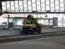 Balfour Beatty Unimog mit 2-Wegeausr�stung und Ladekran am 14.02.2011 in Chemnitz HBF