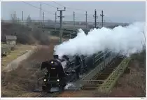 52.100 mit dem SDZ R17075 von Sigmundsherberg zur�ck nach Wien/Heiligenstadt; hier auf der Hangbr�cke bei Limberg-Maissau; 20.2.2011