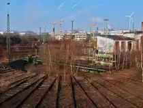 Die Reste der Drehscheibe auf dem ehemaligen BW in Aachen West. An der Drehscheibe stand bis mitte der 80er Jahre ein 16 st�ndiger Ringlokschuppen, der bei einem Sturm so schwer besch�digt wurde, das er bis auf sechs St�nde abgerissen werden musste. Das unter Denkmalschutz stehende Gel�nde verf�llt immer mehr. Was mit Drehscheibe und Lokschuppen geschehen soll wenn hier 2012 die Bagger anr�cken und den Campus West f�r die Rwth bauen ist noch unklar. 