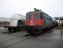 Neben dem Gro�markt in Mukran stand am 02.Februar 2011 Re 421 393 nicht etwa um verkauft zuwerden,nein es war der Abstellplatz von der Lok.