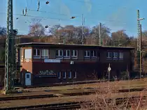 Das alte Stellwerk von Aachen West Gbf. Seit die Containerverladung eingestellt und Rangierleistungen nach Montzen und nach Stolberg abgegeben wurden, hat dieses Stellwerk seine Bedeutung fast verloren. Es wird nur noch zum Teil benutzt.