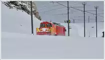 Gem 4/4 802 und Xrot 9219 fahren fast lautlos �ber die Alp Bondo Richtung Pontresina. Die Variantenfahrer von der Diavolezza herunter benutzten ein paar Minuten fr�her den Gleisk�rper als Abfahrtspiste, was angesichts zahlreicher Z�ge �usserst gef�hrlich sein kann. (22.02.2011)