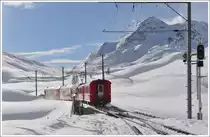 R1617 mit einem Spurpflug verl�sst Bernina Lagalb Richtung Ospizio Bernina. Zum Gl�ck hat mir schon eine Person vorgespurt und ich werde, bewaffnet mit Schneeschuhen. der Spur rechts am Hang folgen, was bei dem tiefen Pulverschnee doch eine geh�rige Erleichterung ist. (22.02.2011)