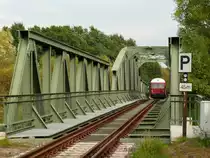 MaK GDT 0518 der AVL hat auf seiner Fahrt von Winsen (Luhe) nach Niedermarschacht auf der Br�cke beim ehemalige Hp Nettelberg die Ilmenau �berquert; 03.10.2010
