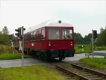 MaK GDT 0518 der Arbeitsgemeinschaft Verkehrsfreunde L�neburg (AVL) als Heideexpress Winsen-S�d - Niedermarschacht am Bahn�bergang �ber die K81 bei Oldershausen (ex-KBS 109f); 03.10.2010
