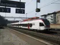 Sechsteiliger FLIRT (524 104) bei Einfahrt in Bellinzona, 22.02.2011.