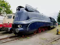 Stromlinienschnellzuglok 01 1102 und 113 311 aus Anlass des 175-j�hrigen DB-Eisenbahnjubil�ums vereint im S�ddeutschen Eisenbahnmuseum Heilbronn am 19. und 20.06.2010