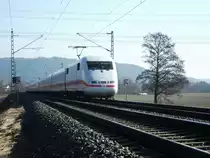 Ein ICE 1 ist am 23.02.11 als ICE 2805 zwischen Ha�lach und Gundelsdorf Richtung Kronach unterwegs.