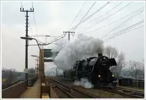 Am 20.2.2011 fuhr die 52 100 des 1�SEK Strasshof einen Sonderzug von Wien-Heiligenstadt nach Sigmundsherberg unter dem Titel  Winterdampf im Kamptal . Die Zuf�hrung der Lok erfolgte als Lz 17077 von Strasshof nach Wien-Heiligenstadt/G�rtelbr�cke, wobei im Betriebsbhf Wien-Erdberger L�nde Kopf gemacht werden musste. 
1�SEK 52 100 bei der Abfahrt aus Wien Erdberger L�nde Richtung Heiligenstadt/Donaul�ndebahn.