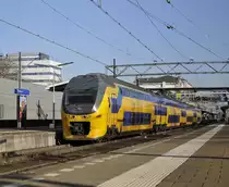 Scharf in Bild die DD-IRM mit IC von Vlissingen nach Amsterdam bei Ausfahrt von Bf Dordrecht am 17.02 2011.