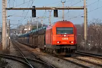 Dieselpower in Wien Haidestrasse. 2016 043 mit einem Autoganzzug Richtung Wien Simmering. Die Aufnahme entstand an einem kalten, windigen Februarnachmittag, am 23.02.2011.