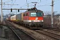 1042 036 ist mit einem G�terzug zwischen Wien Erdberger L�nde und Wien Haidestrasse unterwegs. Die Aufnahme entstand am Nachmittag des 23.02.2011.