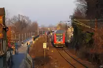Die wahrscheinlich k�rzeste S-Bahn-Linie der Welt verkehrt seit dem Fahrplanwechsel zwischen Mei�en und Mei�en-Triebischtal. Als Ersatz f�r die durchgehenden Z�ge der S-1, die nun in Mei�en enden, verkehrt ein Pendelzug weiter nach Mei�en-Triebischtal. Aufgrund des immensen Verkehrsaufkommens gen�g daf�r eine 143 und ein Steuerwagen. Am 23.2.2011 hatte 143 365-5 die Ehre, den Zug durch Mei�en zu schieben. Grade hat der Zug den Bahnhof Mei�en verlassen und die Elbe �berquert.