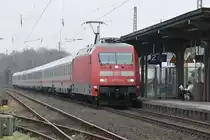 101 078-4 rast mit ihrem IC durch den Bhf Leichlingen in Richtung K�ln. Aufgenommen am 19/02/2011 vom Bahn�bergang neben dem Bhf.