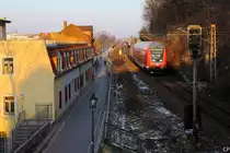 Die wahrscheinlich k�rzeste S-Bahn-Linie der Welt: Am 23.02.2011 hat der von 143 365-5 geschobene DBpbzfa 766 den Startbahnhof Mei�en (im Hintergrund) grade erst verlassen und erreicht bereits das Einfahrvorsignal des Endpunktes Mei�en-Triebischtal. Die Fahrzeit betr�gt ganze drei Minuten.