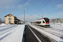 RABe 523 033 erreicht als S8 nach Sursee am 18. Dezember 2010 die Station Brittnau-Wikon. Das Bahnhofsgeb�ude (links im Bild) wird von den SBB seit 2002 nicht mehr ben�tigt. Inzwischen hat sich der Verein Erlebnisbahnhof darin eingemietet, der Eisenbahnrelikte vergangener Zeiten darin aufbewahrt. Das ehemalige elektromechanische Stellwerk (Typ Bruchsal) steht noch funktionsf�hig am Originalstandort und im G�terschuppen ist die gesamte ehemalige Stellwerksanlage des Bahnhofs Sursee untergebracht (Freigabe- und W�rterstellwerk). Die Anlagen k�nnen im Einsatz besichtigt werden. http://www.erlebnisbahnhof.ch