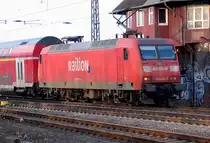 Gen Gladbach schiebt die 145 040-2 am Stellwerk Rheydt Personenbahnhof Nord vorbei am 2.M�rz2011.