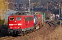 In der Kurve am Bahn�bergang K�lner Stra�e in J�chen durcheilt die 151 078-3 mit einem Containerzug  die Strecke nach Rheydt.4.3.2011