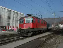 Re 4/4 II 11206 mit IR 2071 bei Einfahrt in Baden. Wegen Wagenmangels verkehren zurzeit bis zu zwei Uml�ufe Basel SBB-Z�rich Flughafen mit EW I/II Pendeln, 04.03.2011.