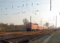 Freitagnachmittag den 4.M�rz 2011 verl�sst 143 901-7 den Bahnhof Grevenbroich. Sie zieht hier einen Zug der Linie RB 27 in Richtung M�nchengladbach, gleich biegt sie in die Noithausenerkurve ab, wenn sie den Bahn�bergang Blumenstra�e �berquert hat.