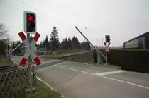 Gerade schlie�t die Schranke am Bahn�bergang F�rther Hecke, da gleich eine Doppeleinheit der RE8 passieren wird. Samstag 5.3.2011