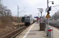 Am Nachmittag des 5.3.2011 kommt die MRCE-Lok 185 566-8 mit einem G�terzug durch den Haltepunkt Hochneukirchen gefahren.