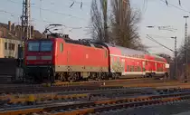 In der Kurve zur Strecke nach K�ln, schiebt die 143 090-9 den Dostockzug der RB 27 nach Koblenz, aus dem Bahnhof Rheydt aus. 8.3.2011