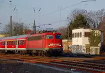 Kurz nach siebzehn Uhr verl�sst die 110 410-8 Rheydt Hbf mit einem RE4 Verst�rkerzug an diesem Veilchendienstag den 8.M�rz 2011.