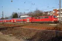 am Veilchendienstag schiebt die 111 124-4 eine RE4 in den Rheydter Hbf von Aachen kommend ein. 8.3.2011
