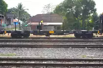 Obwohl zu einem Rungenflachwagen umgebaut, behielt der บ.ท.ต. 39102 (บทต = B.C.F./Bogie Container Flat Wagon) seine alte Bezeichnung und Fahrzeugnummer. Nakhon Lampang am 08.Jänner 2011.