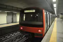 LISBOA (Distrikt Lisboa/Concelho Lisboa), 16.02.2011, Metrozug auf der Linha do Oriente (rote Linie) im Endbahnhof São Sebastião