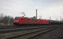 Einmal Doppeltraktion mit Kesselwagenzug bitte: Die vordere Lok h�tte rein optisch besser als zweite fahren sollen... sie h�tte besser zu den Kesselwagen gepasst. Die f�hrende (dreckige) 185 369-6 und die (saubere) 185 345-6 bef�rderten diesen Zug am 21.02.2011 in Richtung Norden durch Eschwege West.