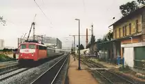 110 291 h�lt mit einer bunten Garnitur am 13.7.98 als RE nach N�rnberg in Iphofen.